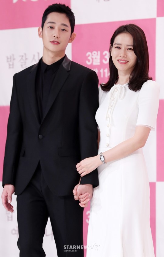 Hình ảnh déjà vu của mỹ nam Jung Hae In: Lại đóng cặp và nắm tay thân mật cùng 1 chị đẹp, nhưng không phải là Son Ye Jin - Ảnh 4.
