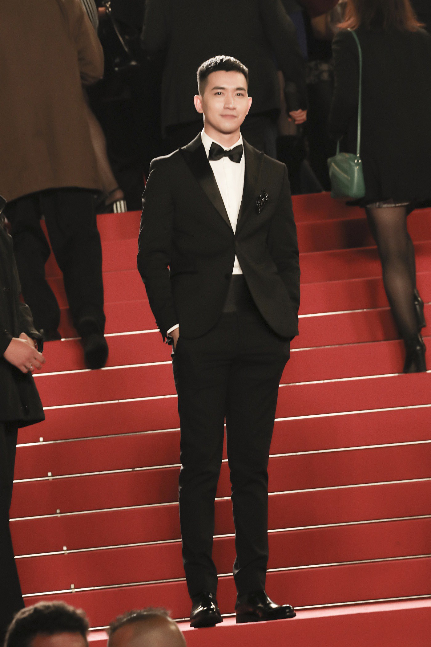 Không chọn ồn ào như Ngọc Trinh, Võ Cảnh lịch lãm xuất hiện trên thảm đỏ Cannes ngày thứ 6 - Ảnh 6. Không chọn ồn ào như Ngọc Trinh, Võ Cảnh lịch lãm xuất hiện trên thảm đỏ Cannes ngày thứ 6 - Ảnh 6.