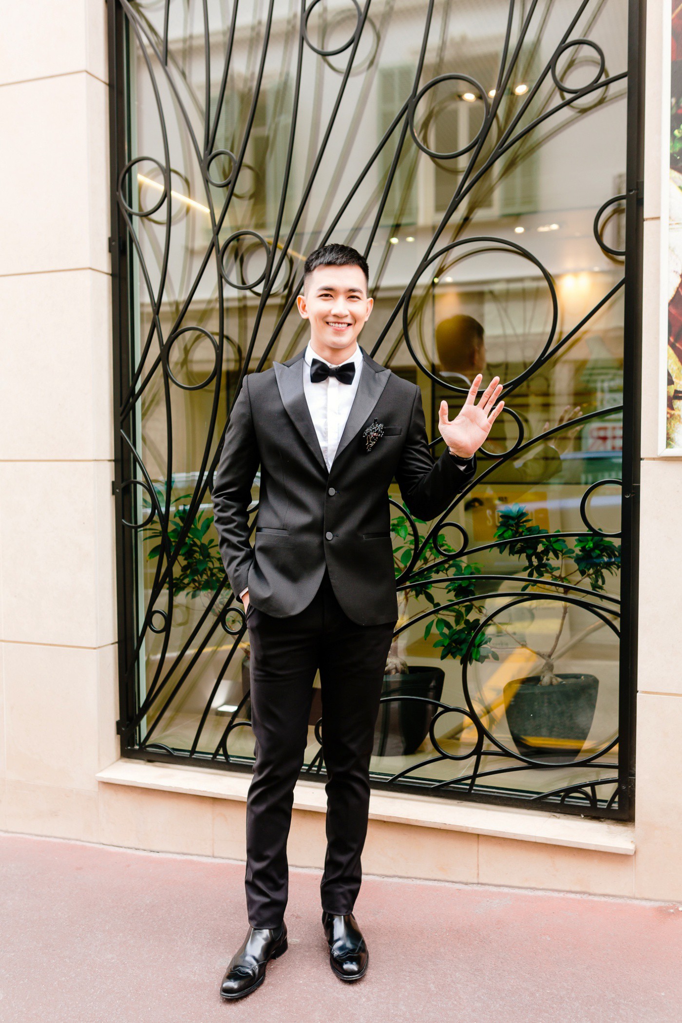 Không chọn ồn ào như Ngọc Trinh, Võ Cảnh lịch lãm xuất hiện trên thảm đỏ Cannes ngày thứ 6 - Ảnh 7. Không chọn ồn ào như Ngọc Trinh, Võ Cảnh lịch lãm xuất hiện trên thảm đỏ Cannes ngày thứ 6 - Ảnh 7.