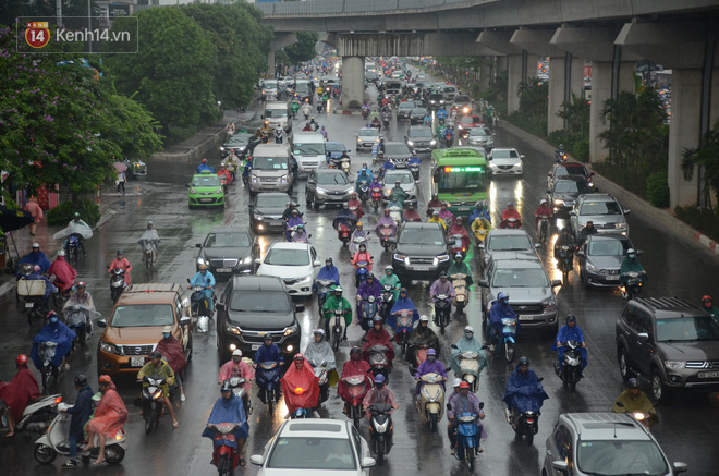 HÃ  Ná»i ÄÃ³n mÆ°a vÃ ng giáº£i nhiá»t, cháº¥m dá»©t chuá»i ngÃ y náº¯ng nÃ³ng Äá»nh Äiá»m - áº¢nh 2.