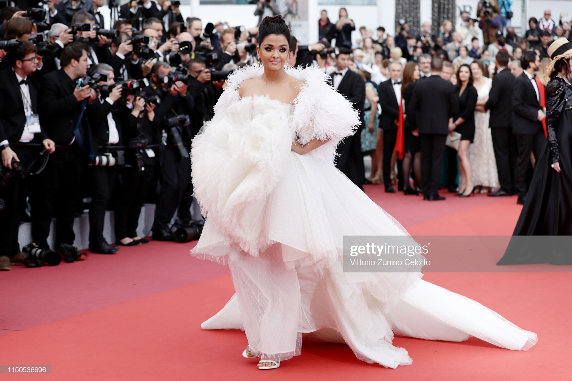 Cannes ngày 6: Chương Tử Di thần thái ngút ngàn, Hoa hậu đẹp nhất mọi thời đại đè bẹp loạt mỹ nhân Hollywood - Ảnh 7. Cannes ngày 6: Chương Tử Di thần thái ngút ngàn, Hoa hậu đẹp nhất mọi thời đại đè bẹp loạt mỹ nhân Hollywood - Ảnh 7.
