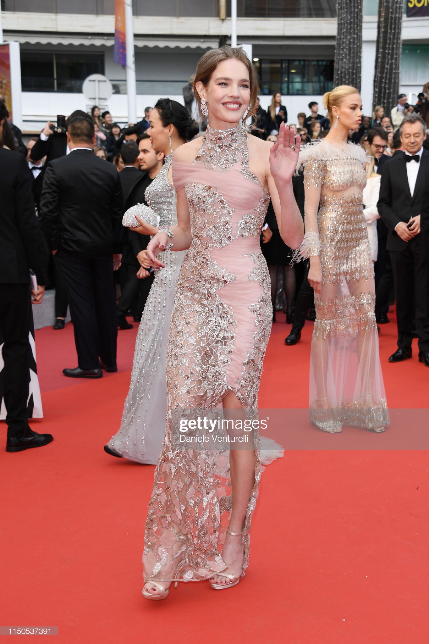 Cannes ngày 6: Chương Tử Di thần thái ngút ngàn, Hoa hậu đẹp nhất mọi thời đại đè bẹp loạt mỹ nhân Hollywood - Ảnh 16. Cannes ngày 6: Chương Tử Di thần thái ngút ngàn, Hoa hậu đẹp nhất mọi thời đại đè bẹp loạt mỹ nhân Hollywood - Ảnh 16.