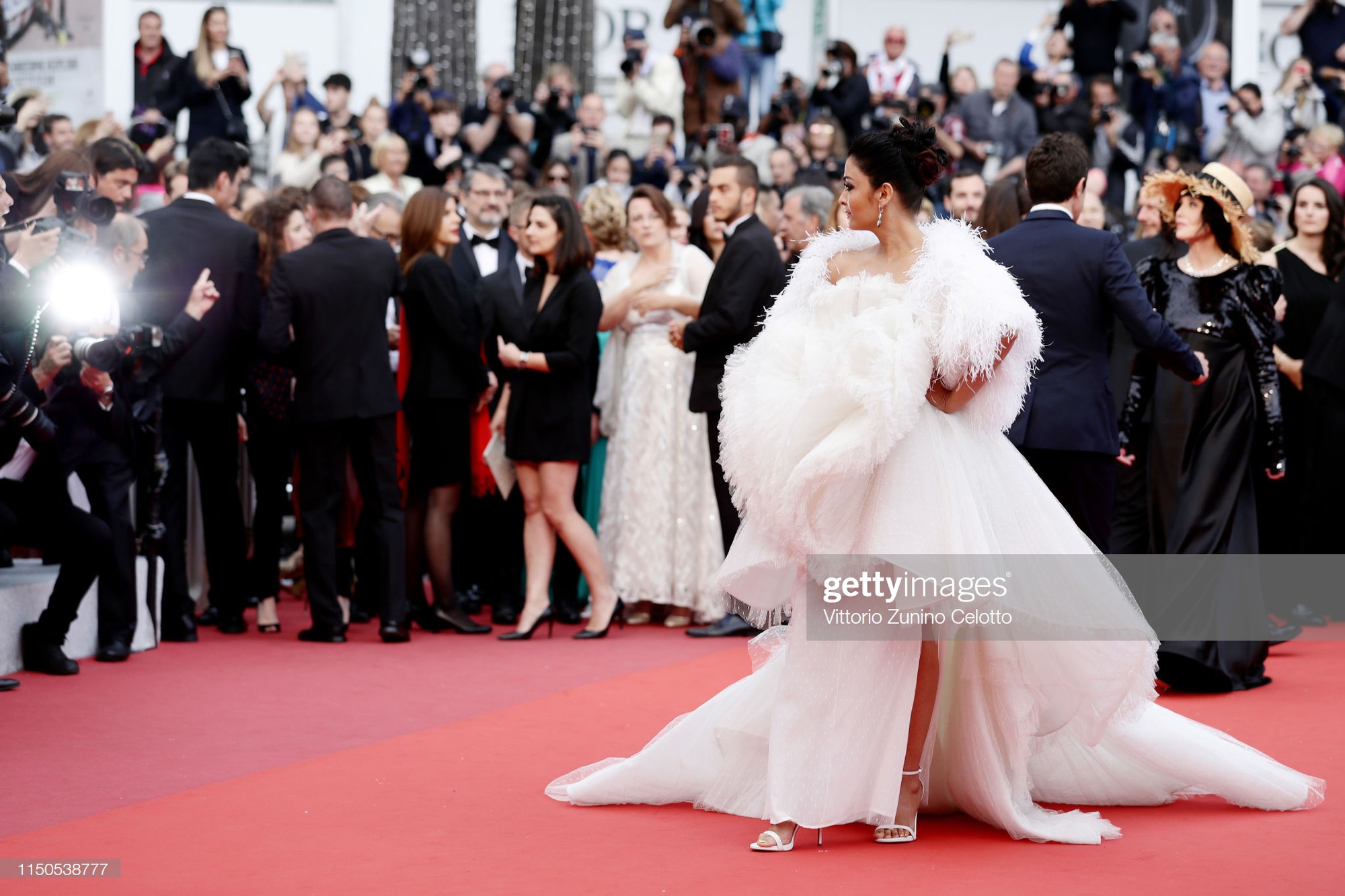 Cannes ngày 6: Chương Tử Di thần thái ngút ngàn, Hoa hậu đẹp nhất mọi thời đại đè bẹp loạt mỹ nhân Hollywood - Ảnh 8. Cannes ngày 6: Chương Tử Di thần thái ngút ngàn, Hoa hậu đẹp nhất mọi thời đại đè bẹp loạt mỹ nhân Hollywood - Ảnh 8.