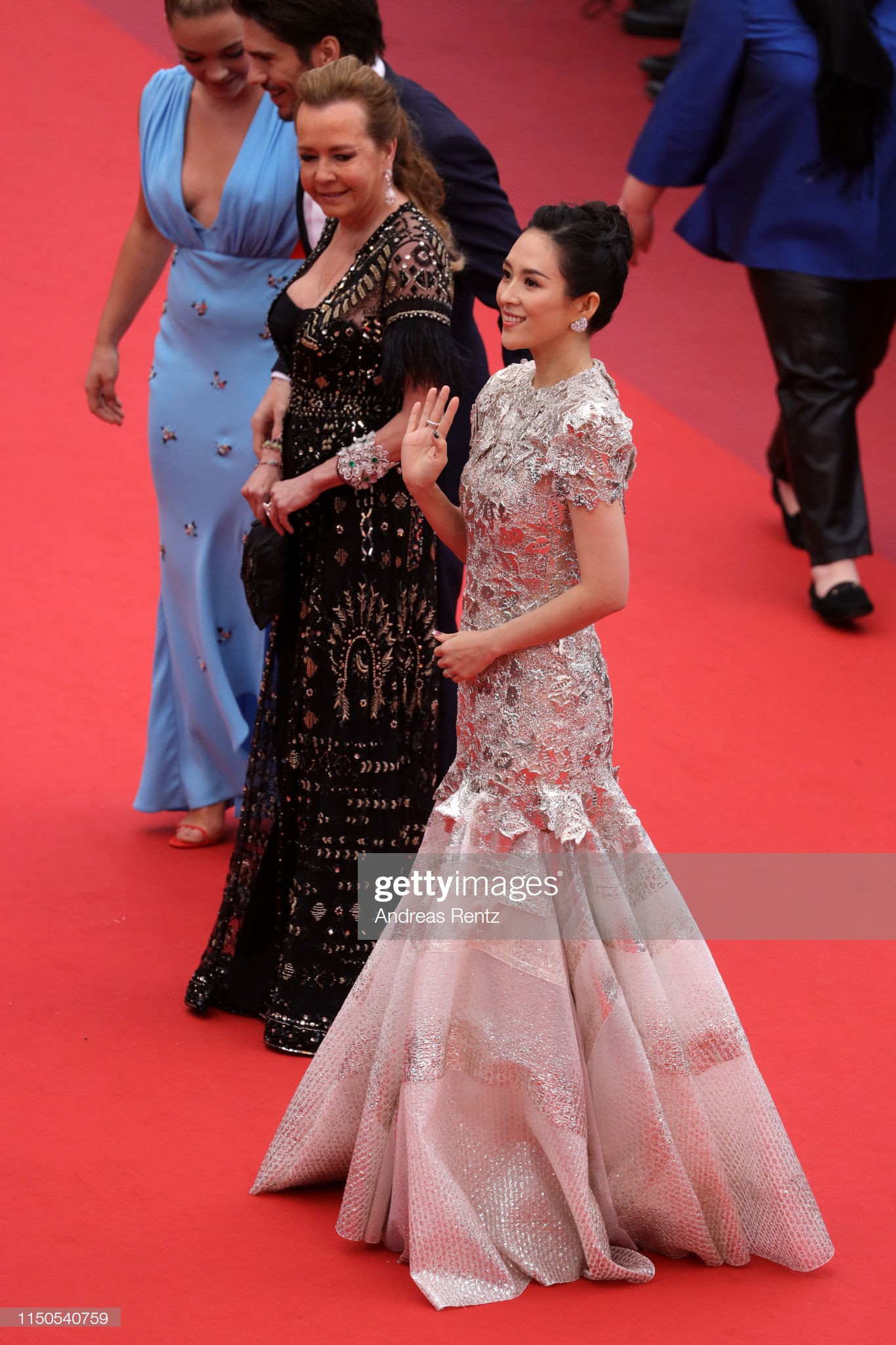 Cannes ngày 6: Chương Tử Di thần thái ngút ngàn, Hoa hậu đẹp nhất mọi thời đại đè bẹp loạt mỹ nhân Hollywood - Ảnh 4. Cannes ngày 6: Chương Tử Di thần thái ngút ngàn, Hoa hậu đẹp nhất mọi thời đại đè bẹp loạt mỹ nhân Hollywood - Ảnh 4.