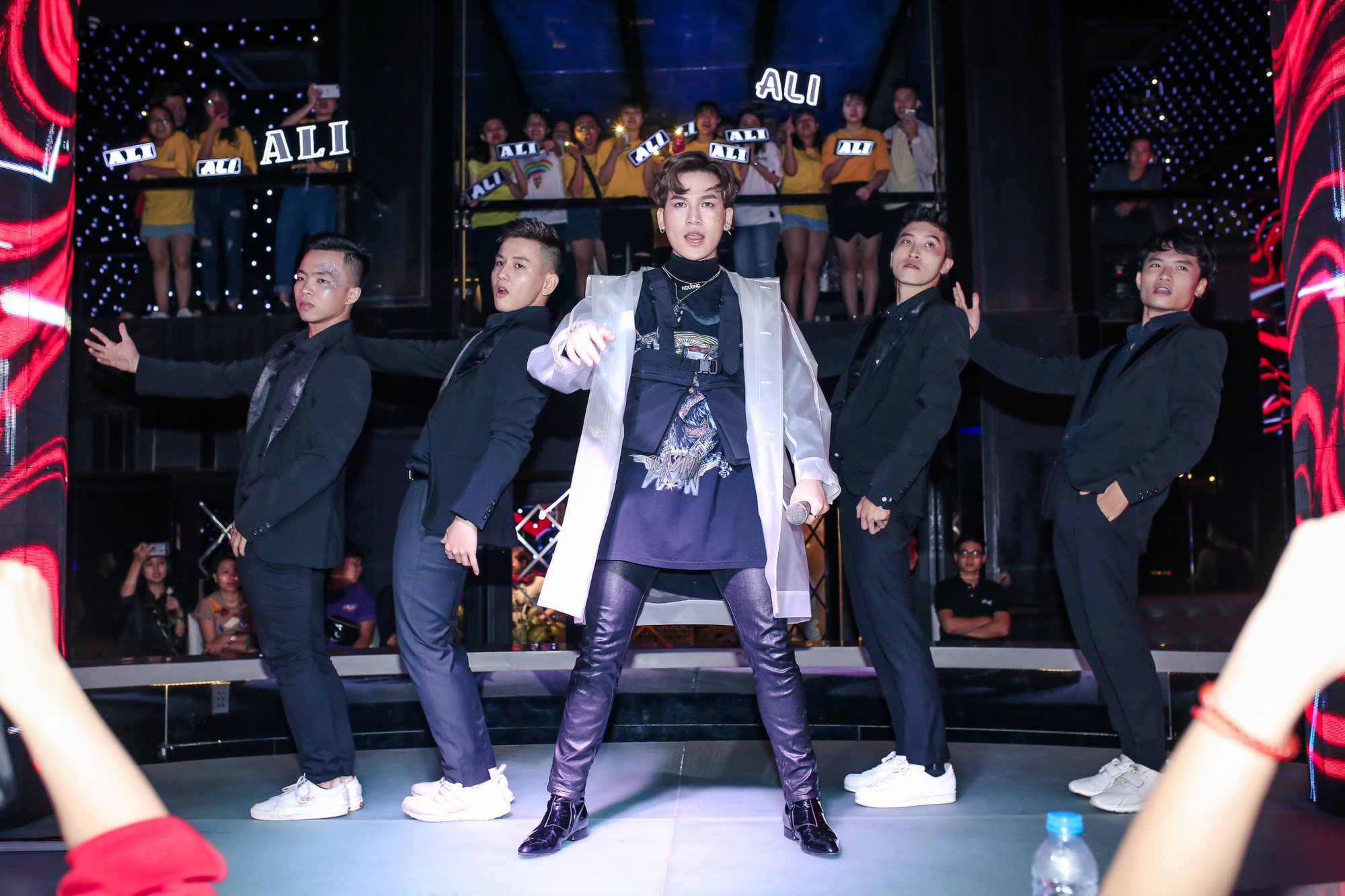 Ali Hoàng Dương bật khóc nghẹn ngào trong buổi ra mắt album mới, song ca đẳng cấp cùng Thu Minh! - Ảnh 1. Ali Hoàng Dương bật khóc nghẹn ngào trong buổi ra mắt album mới, song ca đẳng cấp cùng Thu Minh! - Ảnh 1.