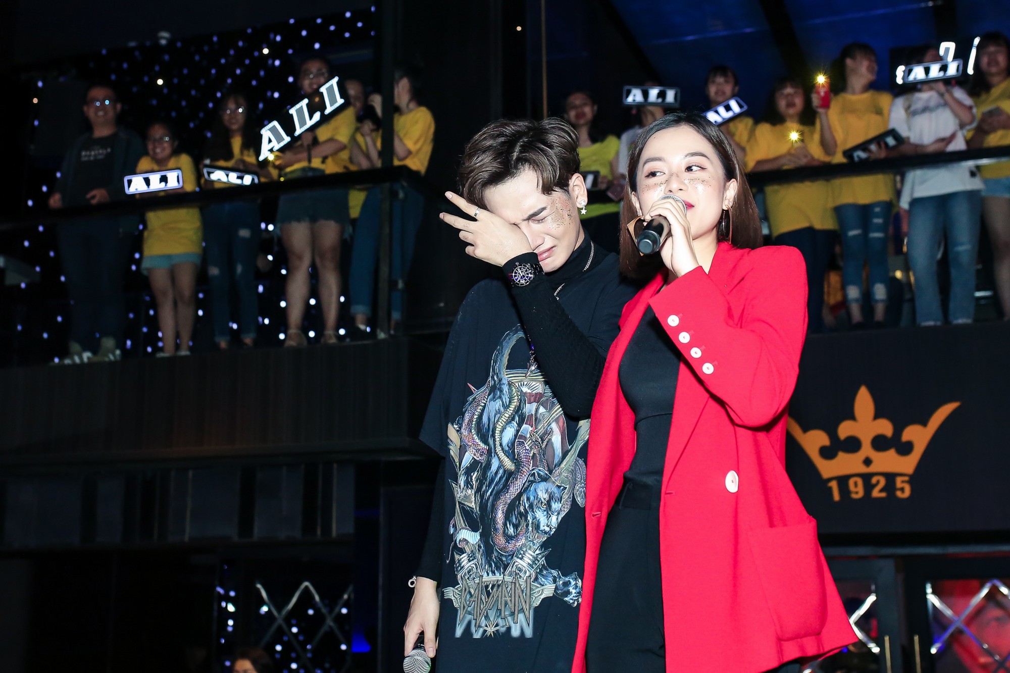 Ali Hoàng Dương bật khóc nghẹn ngào trong buổi ra mắt album mới, song ca đẳng cấp cùng Thu Minh! - Ảnh 5. Ali Hoàng Dương bật khóc nghẹn ngào trong buổi ra mắt album mới, song ca đẳng cấp cùng Thu Minh! - Ảnh 5.