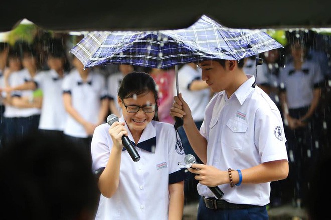 Chịu ướt lấy tay che mưa cho bạn gái trong lễ bế giảng, nam sinh được phong là soái ca quốc dân, nhà nhà ao ước - Ảnh 4.