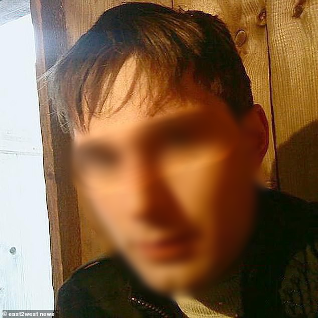 Chỉ c&oacute; ở Nga: X&aacute;c chết được để l&ecirc;n n&oacute;c xe hơi chở đi khắp phố khiến người d&acirc;n khiếp đảm - Ảnh 4.