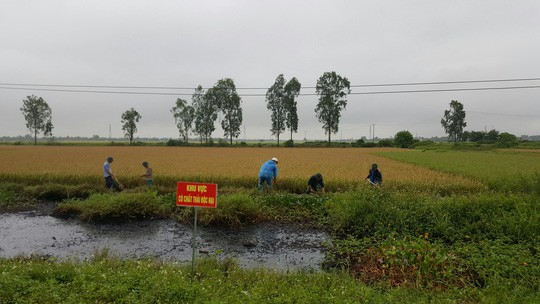 Lội mương nước nhiễm hóa chất, người phụ nữ bỏng nặng 2 chân - Ảnh 2.