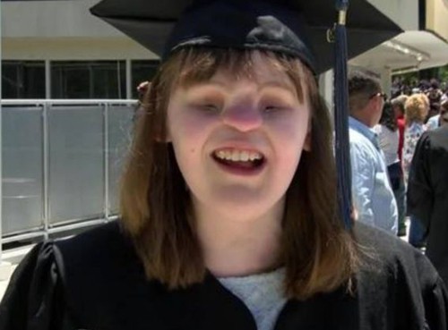 Nghị lực phi thường của nữ sinh không có mắt mũi ở Mỹ vẫn tốt nghiệp cao đẳng - Ảnh 1.