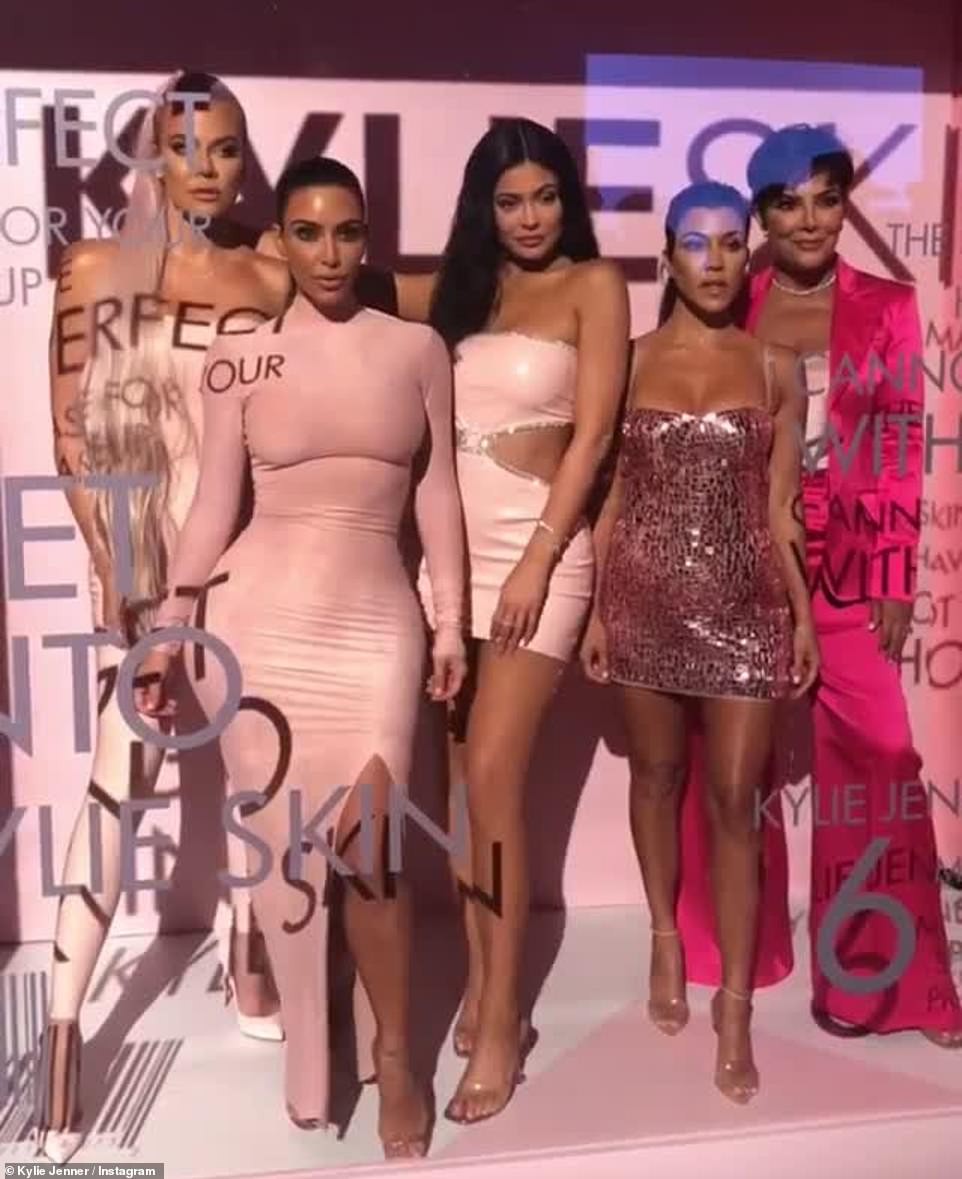 Kylie Jenner mở tiệc hường phấn quy tụ dàn chị em Kardashian, ai cũng tận lực khoe boby nóng bỏng - Ảnh 5. Kylie Jenner mở tiệc hường phấn quy tụ dàn chị em Kardashian, ai cũng tận lực khoe boby nóng bỏng - Ảnh 5.