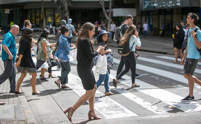 New York, Mỹ đề xuất cấm hành vi vừa đi bộ vừa nhắn tin - Ảnh 1.