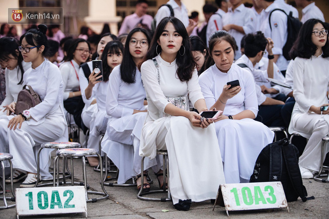 Đặc sản mùa bế giảng: Con gái Hà Nội chỉ cần diện áo dài trắng thôi là xinh hết phần người khác rồi! - Ảnh 11.