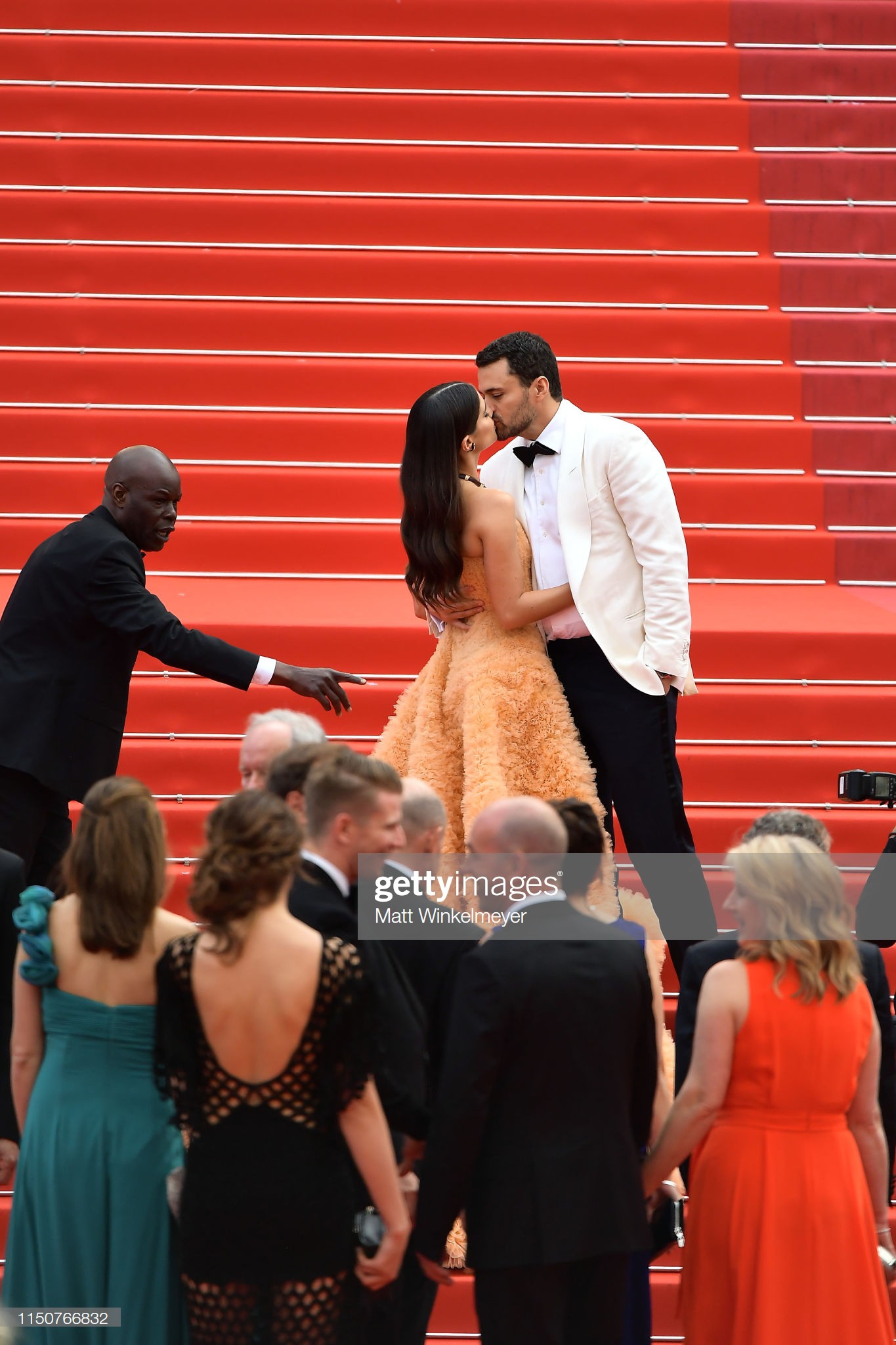 Thảm đỏ Cannes nóng lên từng phút: Brad Pitt - Leonardo lịch lãm ná thở, Chương Tử Di khoe vòng một giành spotlight - Ảnh 22. Thảm đỏ Cannes nóng lên từng phút: Brad Pitt - Leonardo lịch lãm ná thở, Chương Tử Di khoe vòng một giành spotlight - Ảnh 22.