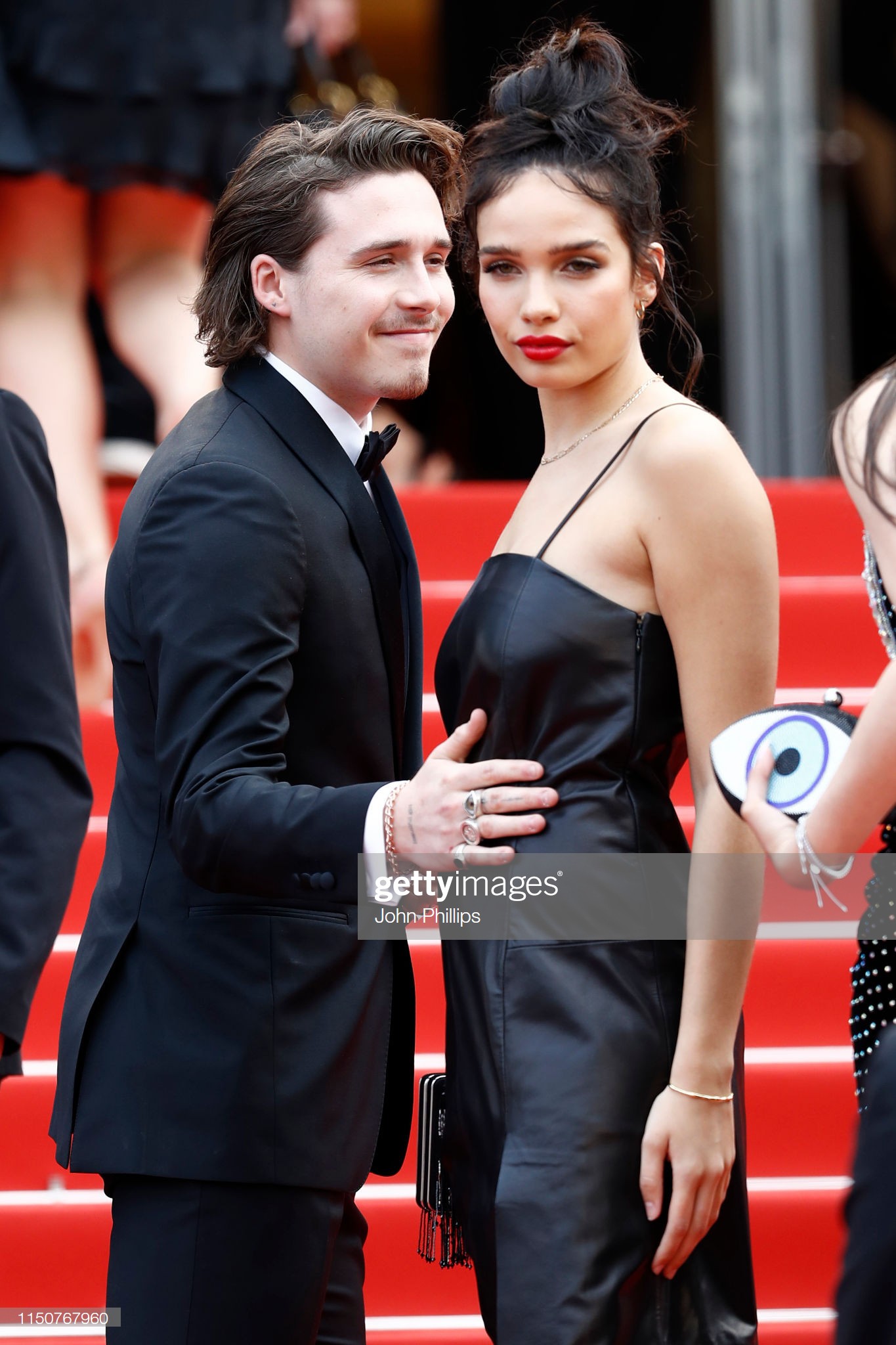 Thảm đỏ Cannes nóng lên từng phút: Brad Pitt - Leonardo lịch lãm ná thở, Chương Tử Di khoe vòng một giành spotlight - Ảnh 10. Thảm đỏ Cannes nóng lên từng phút: Brad Pitt - Leonardo lịch lãm ná thở, Chương Tử Di khoe vòng một giành spotlight - Ảnh 10.