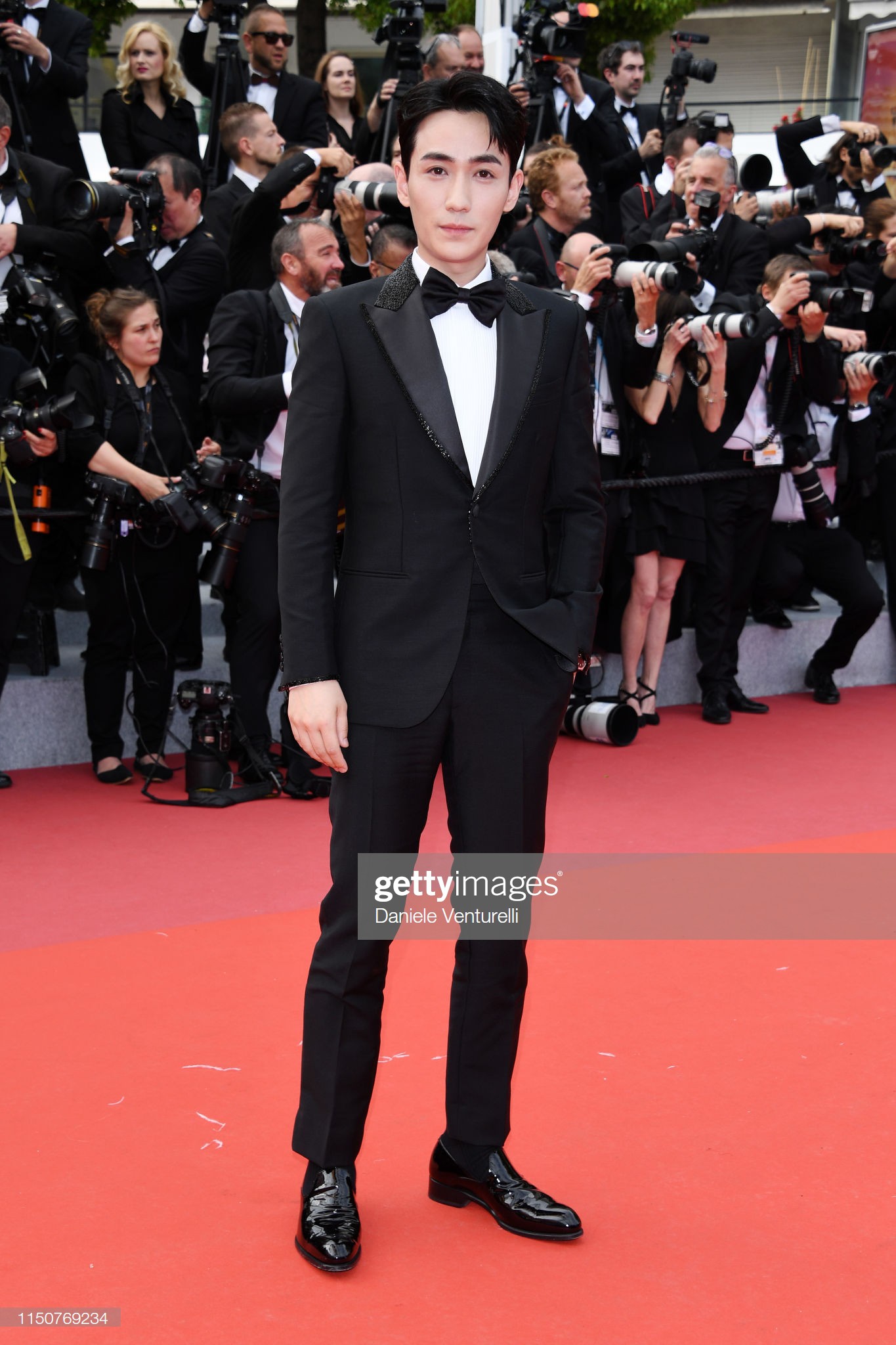 Thảm đỏ Cannes nóng lên từng phút: Brad Pitt - Leonardo lịch lãm ná thở, Chương Tử Di khoe vòng một giành spotlight - Ảnh 23. Thảm đỏ Cannes nóng lên từng phút: Brad Pitt - Leonardo lịch lãm ná thở, Chương Tử Di khoe vòng một giành spotlight - Ảnh 23.