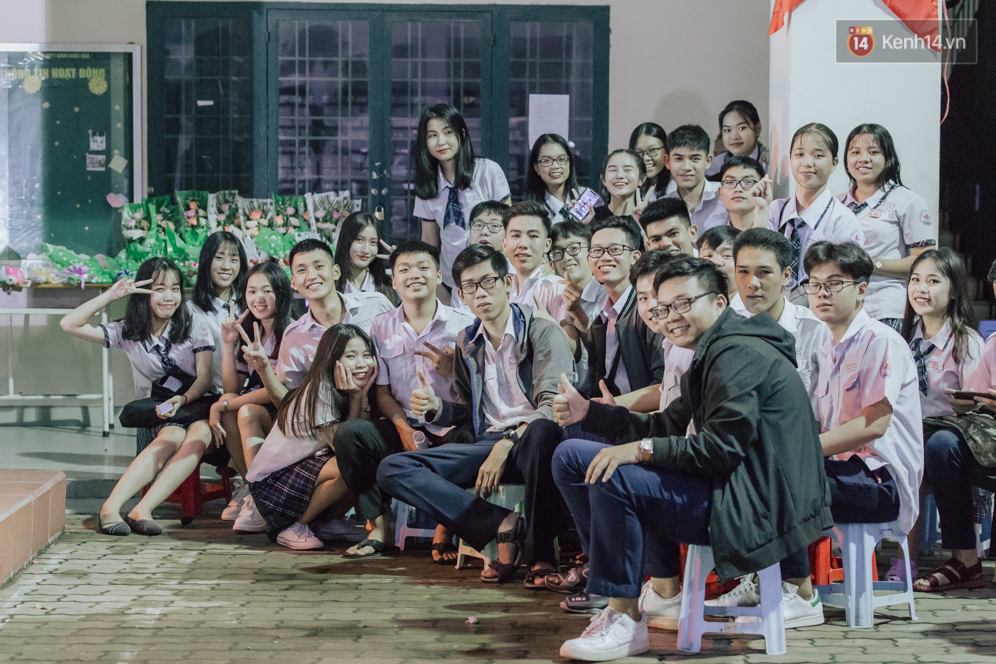 Nữ sinh hot nhất MXH Võ Ngọc Trân cùng bạn bè đội mưa tri ân thầy cô và cha mẹ - Ảnh 10. Nữ sinh hot nhất MXH Võ Ngọc Trân cùng bạn bè đội mưa tri ân thầy cô và cha mẹ - Ảnh 10.