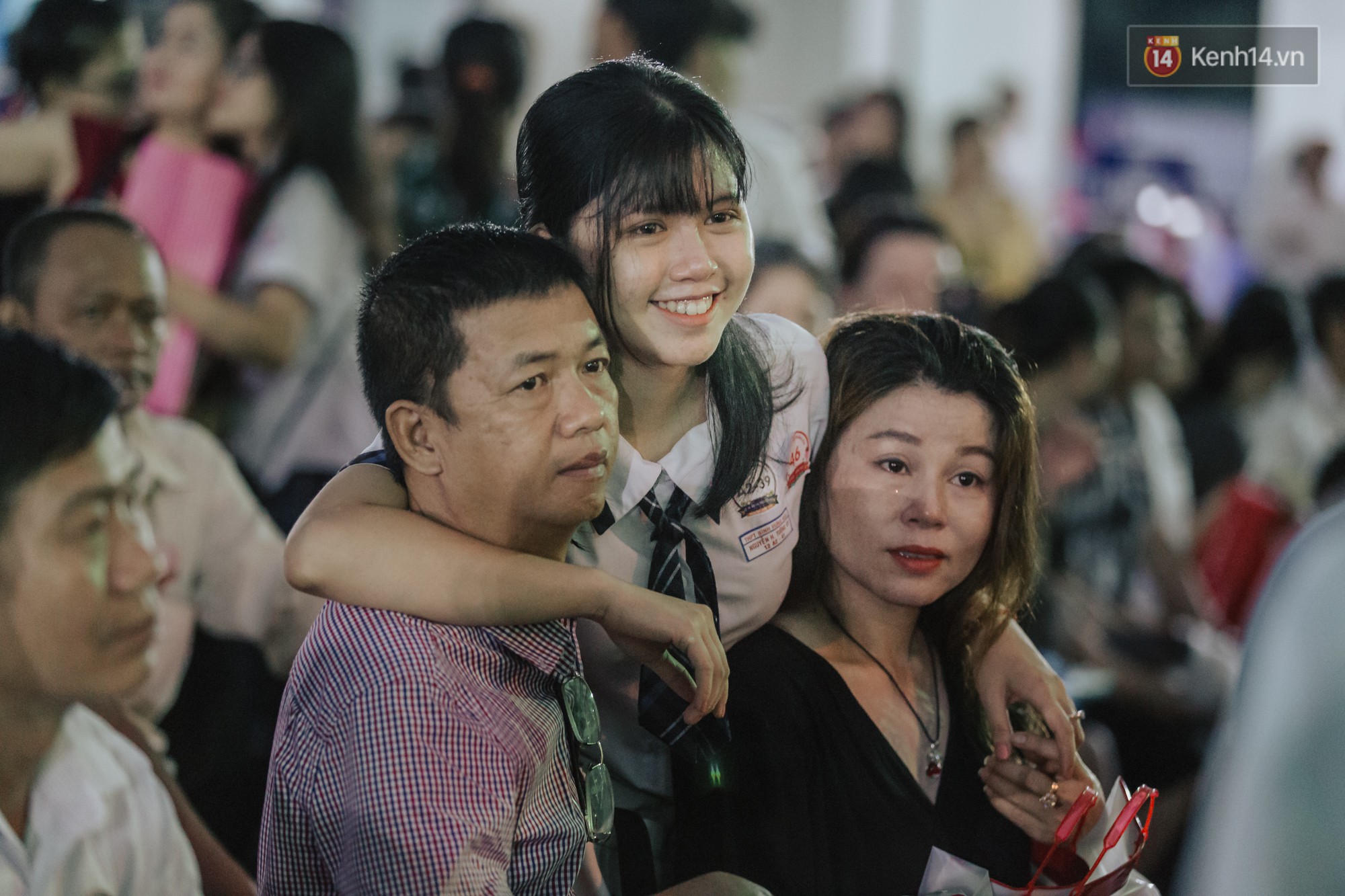Nữ sinh hot nhất MXH Võ Ngọc Trân cùng bạn bè đội mưa tri ân thầy cô và cha mẹ - Ảnh 3. Nữ sinh hot nhất MXH Võ Ngọc Trân cùng bạn bè đội mưa tri ân thầy cô và cha mẹ - Ảnh 3.