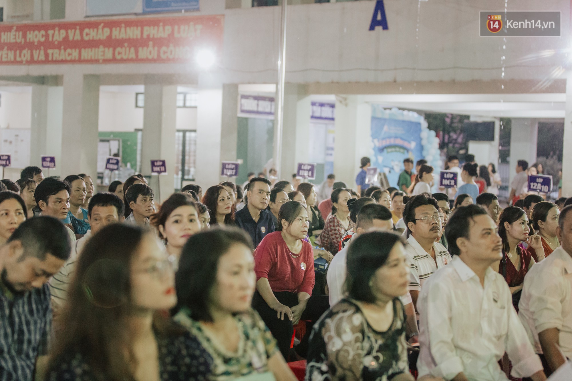 Nữ sinh hot nhất MXH Võ Ngọc Trân cùng bạn bè đội mưa tri ân thầy cô và cha mẹ - Ảnh 8. Nữ sinh hot nhất MXH Võ Ngọc Trân cùng bạn bè đội mưa tri ân thầy cô và cha mẹ - Ảnh 8.