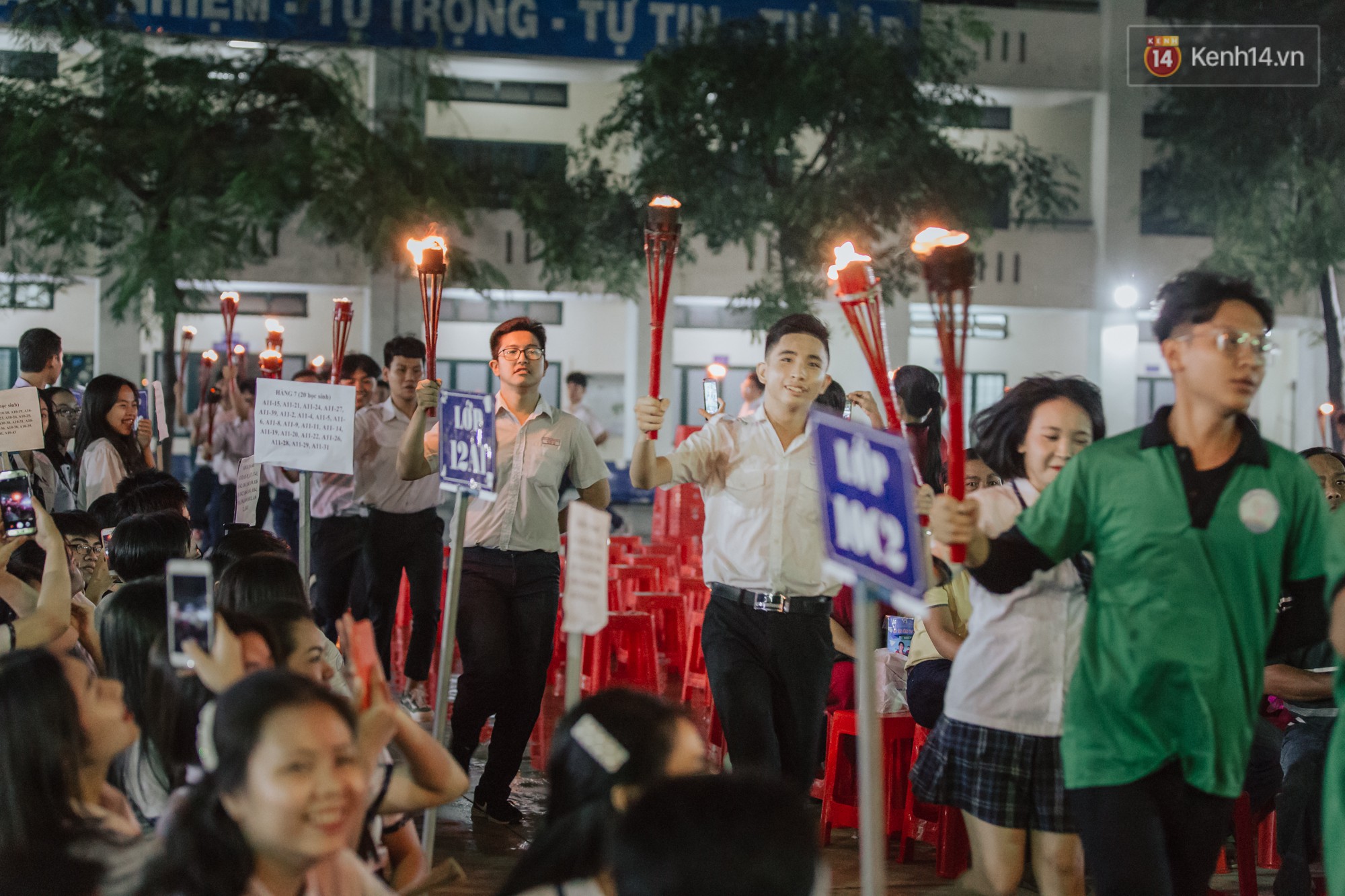 Nữ sinh hot nhất MXH Võ Ngọc Trân cùng bạn bè đội mưa tri ân thầy cô và cha mẹ - Ảnh 11. Nữ sinh hot nhất MXH Võ Ngọc Trân cùng bạn bè đội mưa tri ân thầy cô và cha mẹ - Ảnh 11.