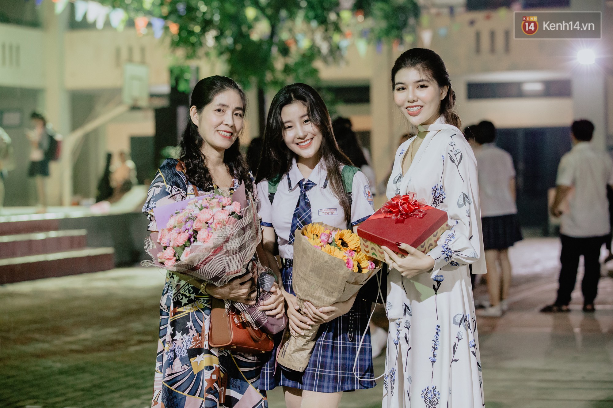 Nữ sinh hot nhất MXH Võ Ngọc Trân cùng bạn bè đội mưa tri ân thầy cô và cha mẹ - Ảnh 5. Nữ sinh hot nhất MXH Võ Ngọc Trân cùng bạn bè đội mưa tri ân thầy cô và cha mẹ - Ảnh 5.