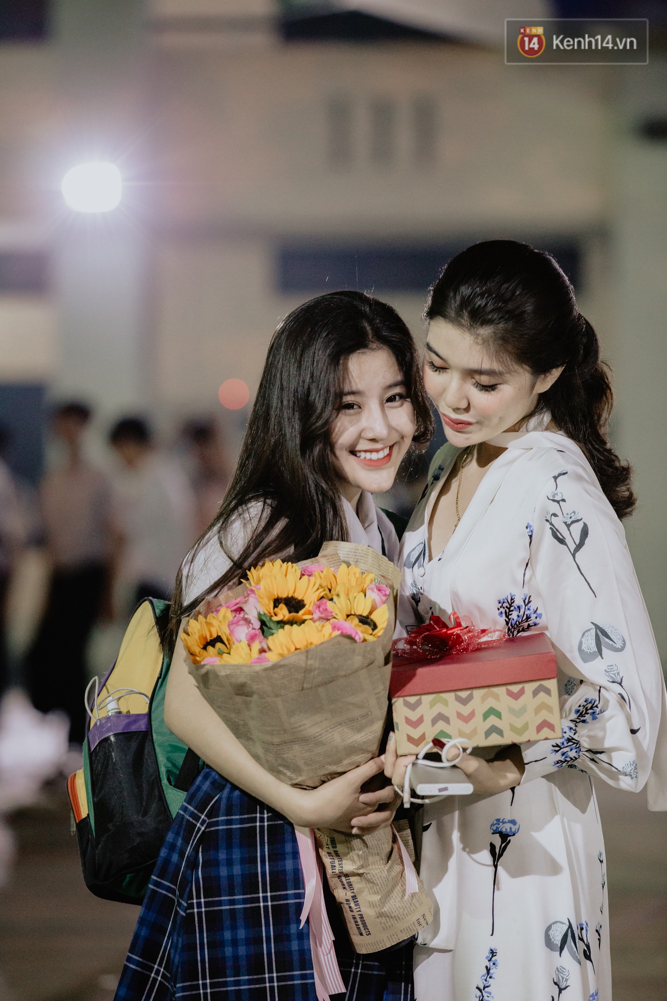 Nữ sinh hot nhất MXH Võ Ngọc Trân cùng bạn bè đội mưa tri ân thầy cô và cha mẹ - Ảnh 13. Nữ sinh hot nhất MXH Võ Ngọc Trân cùng bạn bè đội mưa tri ân thầy cô và cha mẹ - Ảnh 13.