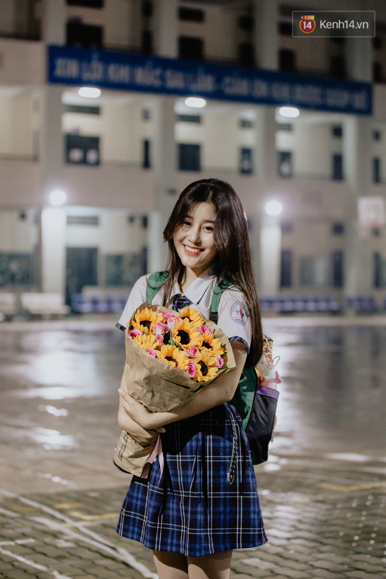 Nữ sinh hot nhất MXH Võ Ngọc Trân cùng bạn bè đội mưa tri ân thầy cô và cha mẹ - Ảnh 6. Nữ sinh hot nhất MXH Võ Ngọc Trân cùng bạn bè đội mưa tri ân thầy cô và cha mẹ - Ảnh 6.