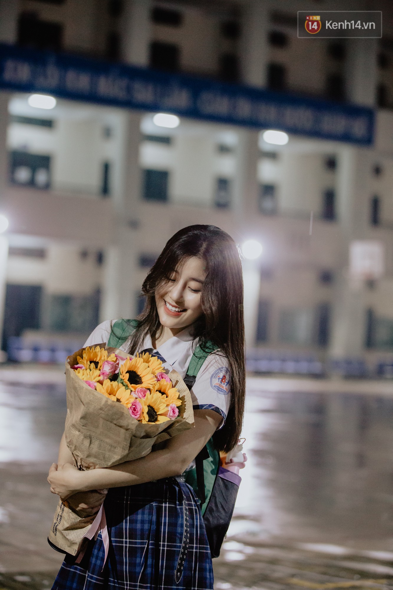 Nữ sinh hot nhất MXH Võ Ngọc Trân cùng bạn bè đội mưa tri ân thầy cô và cha mẹ - Ảnh 12. Nữ sinh hot nhất MXH Võ Ngọc Trân cùng bạn bè đội mưa tri ân thầy cô và cha mẹ - Ảnh 12.