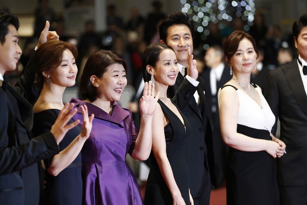 Nữ minh tinh xứ Hàn lên thảm đỏ Cannes: Jeon Ji Hyun và mẹ Kim Tan gây choáng ngợp, nhưng sao nhí này mới đáng nể - Ảnh 13.