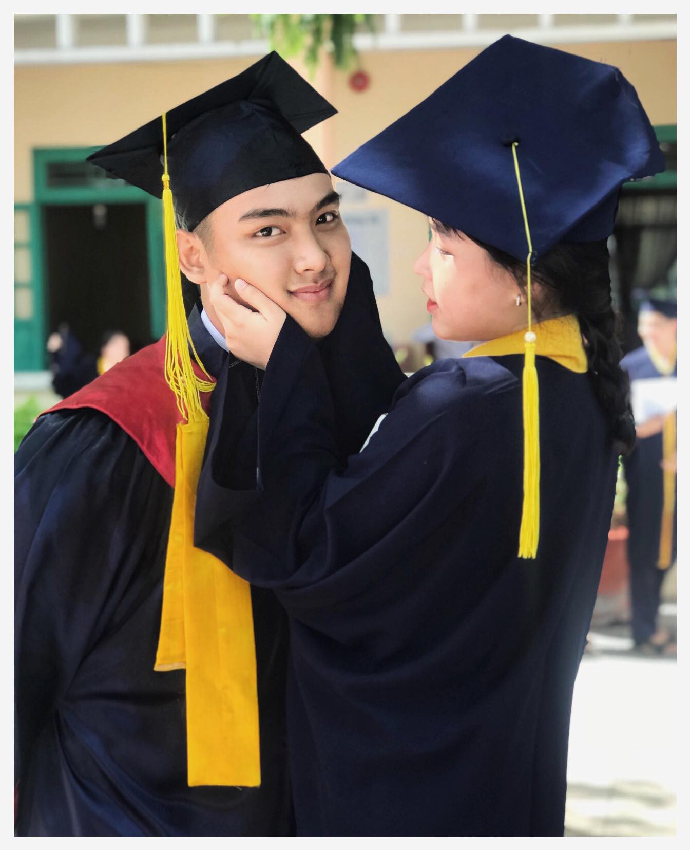 Tựa đầu, kề vai ấm áp không khác gì người yêu, đôi bạn khiến cư dân mạng trầm trồ: Rủ ngay bạn thân làm một bộ ảnh thôi nào! - Ảnh 2. Tựa đầu, kề vai ấm áp không khác gì người yêu, đôi bạn khiến cư dân mạng trầm trồ: Rủ ngay bạn thân làm một bộ ảnh thôi nào! - Ảnh 2.