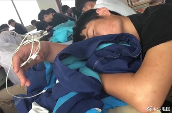 Nhỡ chợp mắt trong lớp, nam sinh bị lũ bạn đem ra giải trí cực mạnh với bộ sưu tập ảnh cầm nắm đủ các vật thể lạ - Ảnh 3. Nhỡ chợp mắt trong lớp, nam sinh bị lũ bạn đem ra giải trí cực mạnh với bộ sưu tập ảnh cầm nắm đủ các vật thể lạ - Ảnh 3.
