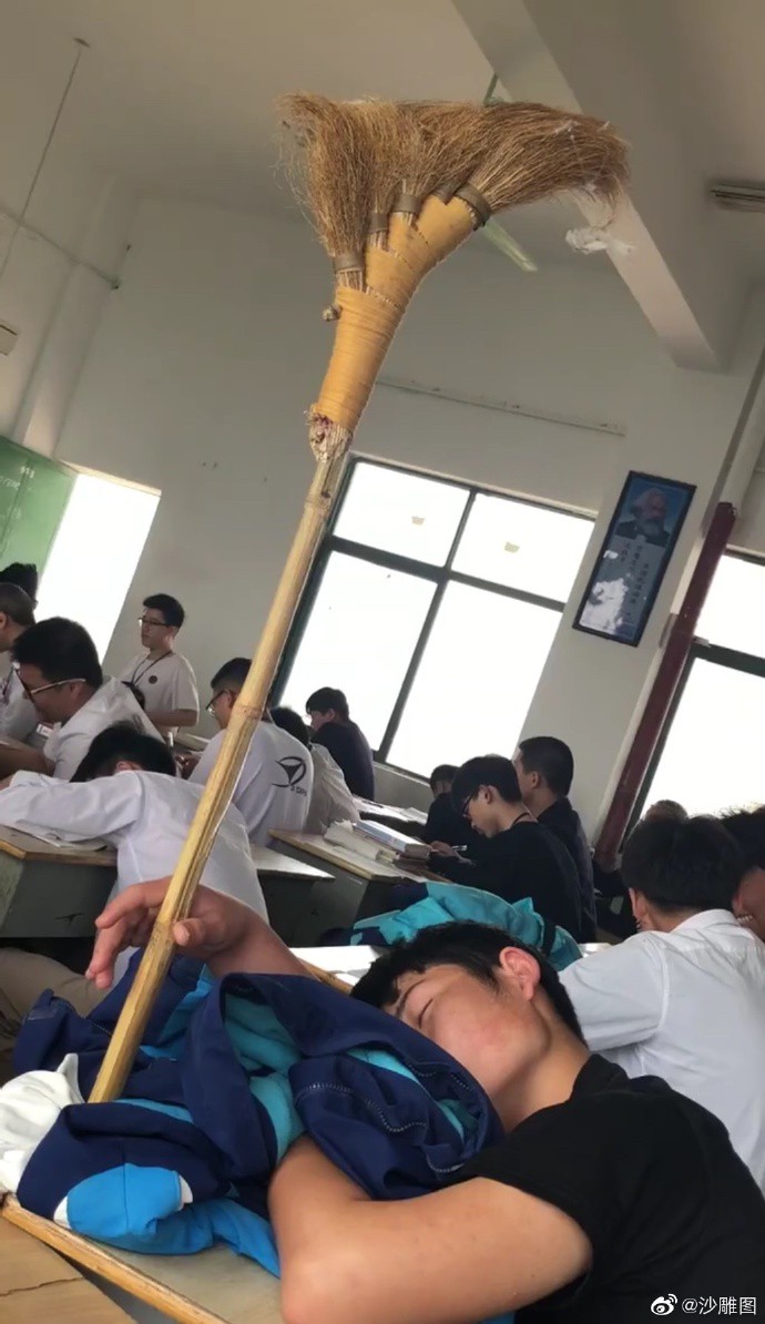 Nhỡ chợp mắt trong lớp, nam sinh bị lũ bạn đem ra giải trí cực mạnh với bộ sưu tập ảnh cầm nắm đủ các vật thể lạ - Ảnh 7. Nhỡ chợp mắt trong lớp, nam sinh bị lũ bạn đem ra giải trí cực mạnh với bộ sưu tập ảnh cầm nắm đủ các vật thể lạ - Ảnh 7.