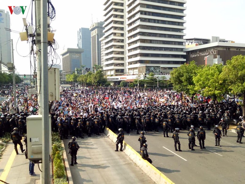 Người biểu tình đổ về thủ đô, Jakarta cảnh báo an ninh cấp độ 1 - Ảnh 2.