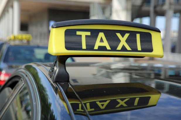 Đưa con mới sinh từ bệnh viện về nhà, bố mẹ lơ đễnh... quên cả con trên xe taxi - Ảnh 2.