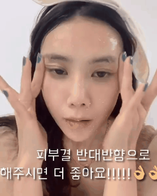 Tưởng kh&ocirc;ng ảnh hưởng nhưng th&oacute;i quen n&agrave;y mỗi s&aacute;ng dễ khiến da bạn bị l&atilde;o h&oacute;a v&agrave; bắt nắng hơn  - Ảnh 1.