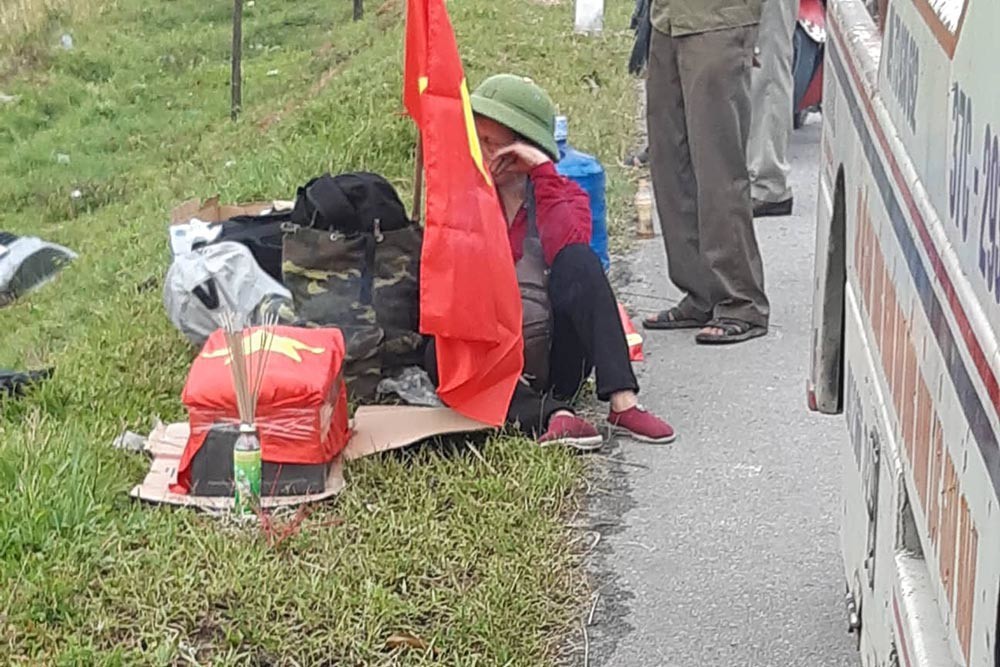 Xe chở hài cốt liệt sĩ lao xuống ruộng ở Hà Tĩnh - Ảnh 2. Xe chở hài cốt liệt sĩ lao xuống ruộng ở Hà Tĩnh - Ảnh 2.