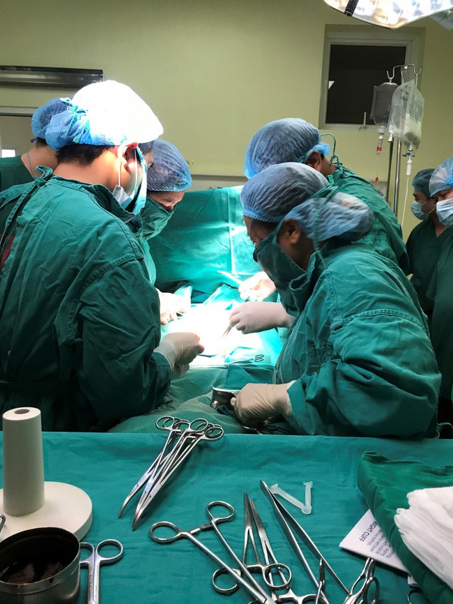 Gần 20 bác sĩ mổ bắt con cho người mẹ dũng cảm bị ung thư vú giai đoạn cuối vẫn muốn giữ và sinh con - Ảnh 3.