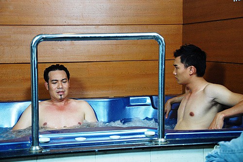 Bất ngờ chưa, trước một Vũ sở khanh hớp hồn, Quốc Trường đ&atilde; v&agrave;o vai tay vịn cho đại gia đồng t&iacute;nh ngọt xớt! - Ảnh 1.