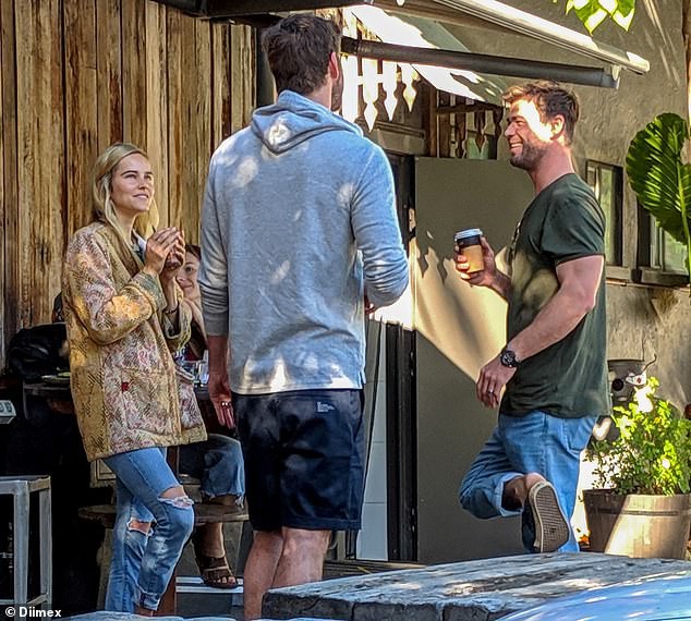 Thor Chris Hemsworth fue captado tomando un café con su ex amante, personaje que llamó especialmente la atención por su repentina aparición - Foto 7.