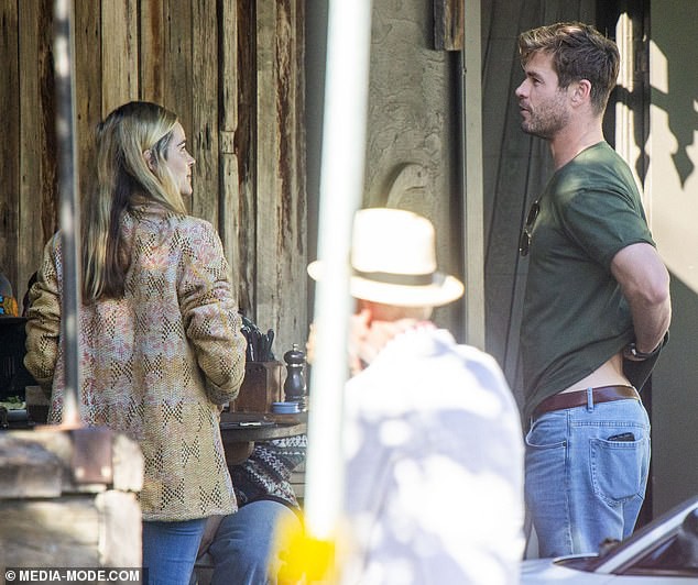 Thor Chris Hemsworth fue captado tomando un café con su ex amante, personaje que llamó especialmente la atención por su repentina aparición - Foto 2.