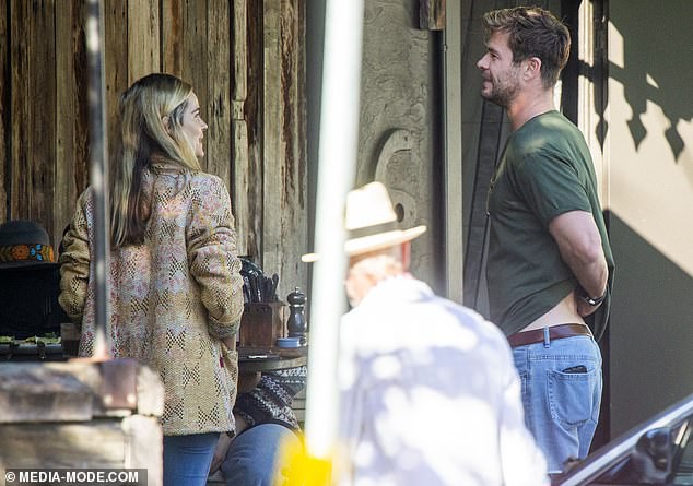 Thor Chris Hemsworth bị bắt gặp hẹn cafe cùng tình cũ, một nhân vật đặc biệt gây chú ý vì bất ngờ xuất hiện - Ảnh 1.