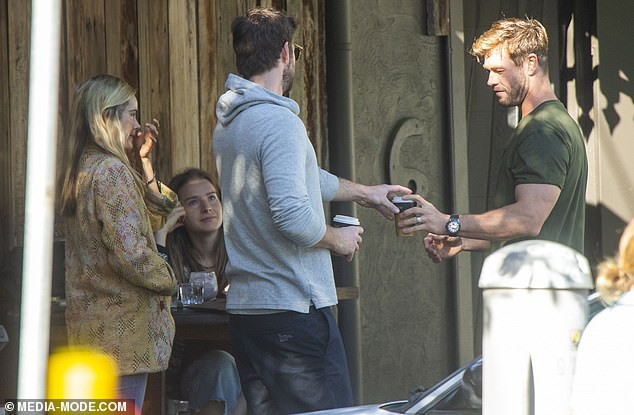 Thor Chris Hemsworth fue captado tomando un café con su ex amante, personaje que llamó especialmente la atención por su repentina aparición - Foto 4.