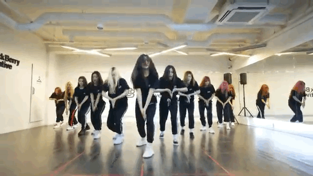 Girlgroup vàng trong làng cover: Nhảy hùng hục FIRE (BTS), thực hiện vũ đạo siêu nguy hiểm của NCT - Ảnh 2.