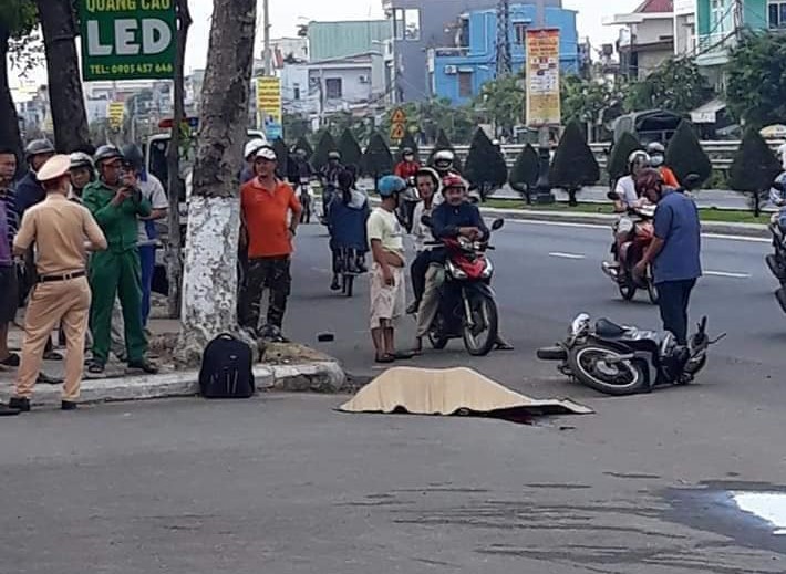 Thiếu niên 14 tuổi chở bạn chạy xe máy tự đâm vào vỉa hè, 1 người tử vong - Ảnh 1. Thiếu niên 14 tuổi chở bạn chạy xe máy tự đâm vào vỉa hè, 1 người tử vong - Ảnh 1.
