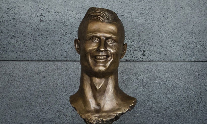 Sau Ronaldo, cộng đồng mạng lại thêm một lần phì cười với bức tượng xấu ma chê quỷ hờn của huyền thoại MU - Ảnh 3. Sau Ronaldo, cộng đồng mạng lại thêm một lần phì cười với bức tượng xấu ma chê quỷ hờn của huyền thoại MU - Ảnh 3.
