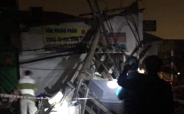 Container kéo ngã hàng loạt trụ điện trong đêm ở Sài Gòn - Ảnh 1.