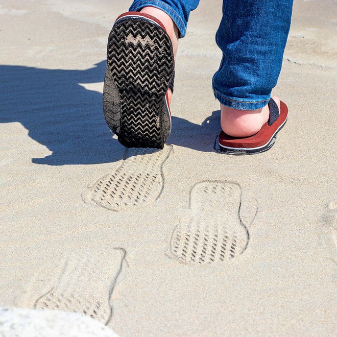 Từ xi-nhan cho người đi bộ đến nón bảo hộ ngón chân, 6 phát minh vô dụng này khiến đời vui hơn nhiều - Ảnh 1.