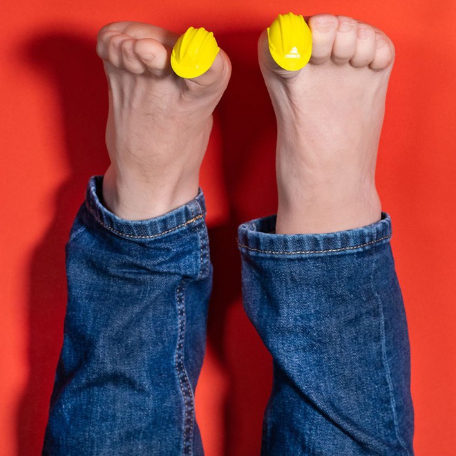 Từ xi-nhan cho người đi bộ đến nón bảo hộ ngón chân, 6 phát minh vô dụng này khiến đời vui hơn nhiều - Ảnh 6.
