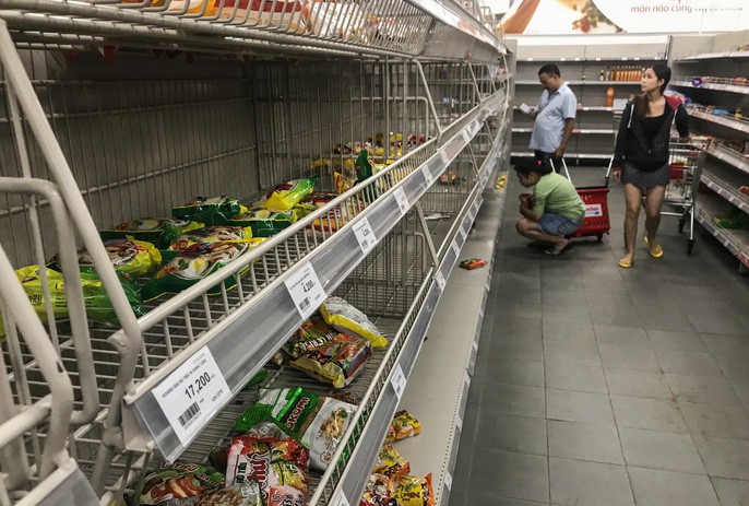  NhÃ¢n viÃªn Auchan muá»n khÃ³c nhÃ¬n khÃ¡ch vá»«a mua, vá»«a Än, vá»«a phÃ¡ hÃ ng hÃ³a trong siÃªu thá» - áº¢nh 6.