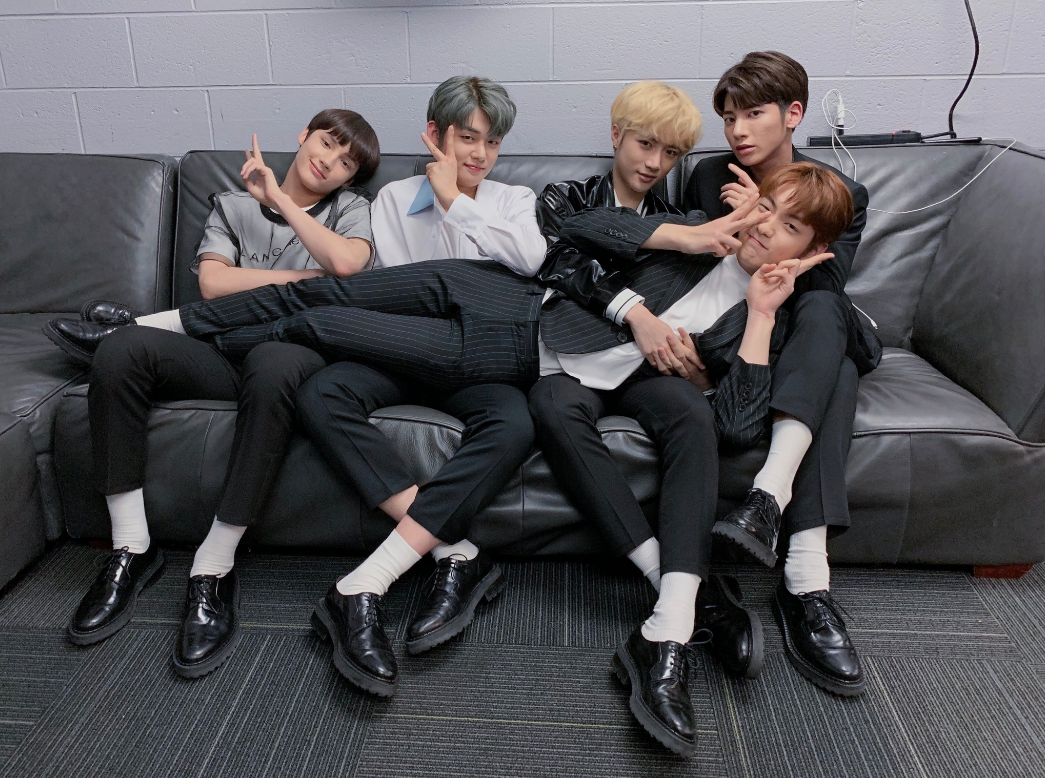 Thêm trận chiến album căng thẳng như BLACKPINK và TWICE: TXT hay AB6IX có doanh số cao hơn? - Ảnh 3. Thêm trận chiến album căng thẳng như BLACKPINK và TWICE: TXT hay AB6IX có doanh số cao hơn? - Ảnh 3.